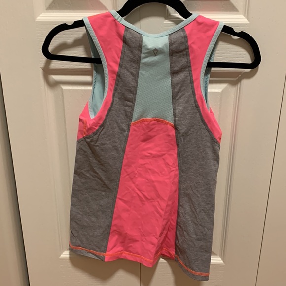 Workout Sleeveless Shirt. - Picture 2 of 2